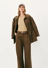 Camiseta de manga corta color terracota, con cuello redondo y corte ajustado.