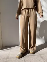Pantalón negro de tela waffle de algodón, con cintura elastizada y cordón ajustable.