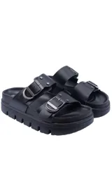 Sandalias negras con plataforma y dos tiras anchas con hebillas metálicas ajustables.