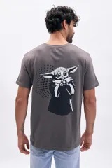 Remera gris oscuro de manga corta con estampa de Baby Yoda en la espalda.