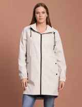 Gabardina impermeable color beige, marca Weatherproof, con cierre central, bolsillos delanteros con botones a presión, capucha desmontable y forro interno.