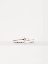 Mocasín mule blanco de cuero vacuno flor, con detalle de flecos en la capellada y hebilla metálica dorada.