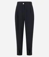 Pantalón negro de corte carrot, con pliegues delanteros, abotonado frontal y detalle en el bajo.