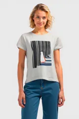 Remera blanca de algodón con estampado abstracto en negro, gris, azul y naranja.