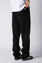 Pantalón de lino color beige, de corte recto y holgado, con cintura elastizada y cordón ajustable. Presenta bolsillos laterales amplios.