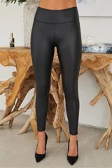 Calza larga de lycra engomada color negro.