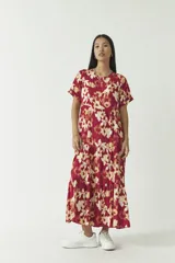 Vestido largo color borgoña con estampado floral en tonos beige. Corte holgado con mangas cortas y falda escalonada.