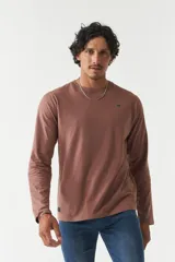 Remera de manga larga color marrón con cuello redondo y logo bordado en el pecho.
