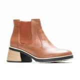Bota marrón de cuero con elástico lateral, taco de madera y suela de goma.