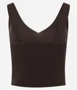 Musculosa de punto color marrón chocolate, con breteles medianos, escote en V y textura acanalada.