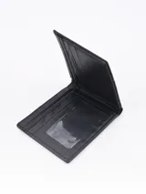 Billetera de cuero marrón con costuras a tono en los bordes. Diseño clásico con pliegue doble.