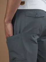 Bermuda técnica color negro, confeccionada en 94% nylon y 6% spandex.