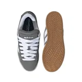 Championes Adidas Grand Court Alpha, color gris con las tres rayas laterales en blanco. Confeccionados en cuero sintético con forro textil y suela de goma.