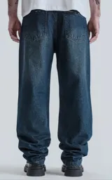 Pantalón de denim azul oscuro, corte wide leg y cinco bolsillos.