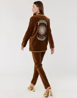 Pantalón de terciopelo color rojo, de corte recto.