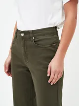 Pantalón jean de corte recto color verde oliva, con tiro alto y bolsillos delanteros y traseros.