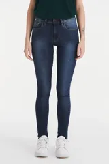 Jeans skinny de tiro alto, color azul oscuro con lavado medio.