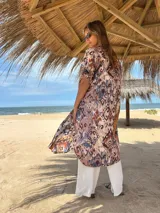 Sobrecamisa o vestido largo con estampado multicolor de seda fría, con cuello camisero y mangas cortas. Se puede usar como kimono o vestido.