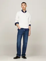 Sweater Tommy Hilfiger color blanco hueso, de algodón y poliéster, con cuello en V y logo bordado en el pecho.