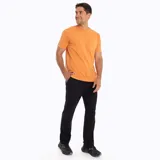 Remera celeste de algodón con cuello redondo y bolsillo en el pecho.