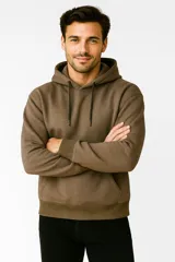 Buzo de algodón color marrón con capucha y cordones ajustables.