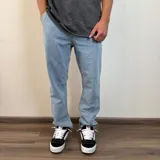 Pantalón de jean celeste de corte recto.