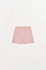 Shorts de tiro alto con cintura elástica ajustable con lazada interior. Detalle de botones en delantero.