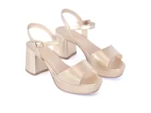 Sandalia de cuero dorada, con plataforma y taco forrado de 7.5 cm.