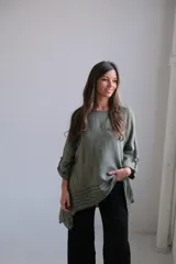 Blusa verde seco de lino, corte holgado, mangas 3/4 con botón y detalle de rayas horizontales en el ruedo.