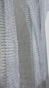 Vestido corto blanco con red de strass manga larga.