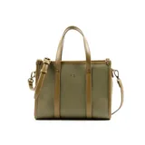 Cartera tipo tote de cuero sintético graneado color verde oliva, con doble asa de mano y correa bandolera ajustable y desmontable. Tiene cierre superior, herrajes plateados y logo metálico XL en el frente. El interior es de tela de algodón y poliéster, con dos bolsillos abiertos y uno con cierre.