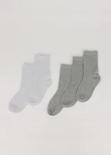 Pack de cinco pares de medias de media caña, lisas, en colores blanco y gris. Confeccionadas en poliéster y elastano.