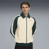 Campera deportiva Puma T7 Relaxed Wing Collar, color arena con detalles en verde oscuro. Presenta cierre frontal, cuello clásico, mangas raglán y logo bordado en el pecho.