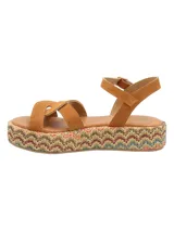 Sandalias con plataforma de rafia multicolor y tiras de cuero color camel.