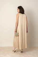 Vestido italiano gris de rayón y viscosa, corte suelto, largo midi y sin mangas.