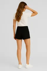 Short negro de viscosa, corte slim fit y tiro medio.