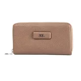 Billetera de símil cuero color taupe con cierre perimetral. Tiene un bolsillo externo con cierre, diez compartimentos internos y herrajes plateados.