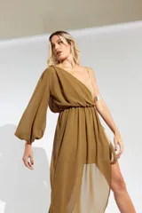 Vestido largo azul marino con un hombro descubierto, manga larga abullonada y falda irregular con sobrevestido de crepé.