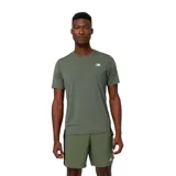 Remera de running verde oliva de manga corta, confeccionada en poliéster ligero con tecnología NB DRYx para controlar la humedad.