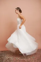 Vestido largo de fiesta color blanco, con breteles finos, corpiño con ballenas y apliques de flores bordadas. Falda de microtul con brillo.