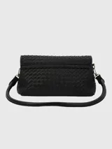 Bandolera Hush Puppies negra con diseño tejido, correa ajustable y logo metálico.