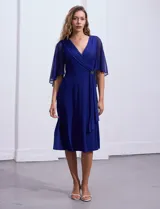 Vestido de fiesta azul marino de seda fría marca RM Richards, con escote en V cruzado, broche dorado en la cintura y mangas cortas de gasa.