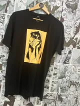 Remera negra de manga corta con estampado de Tomie de Junji Ito en color amarillo fotoluminiscente.