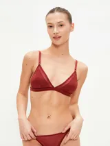Conjunto de ropa interior negro, compuesto por un bralette triangular de tul y una tanga de tul con elástico fino.