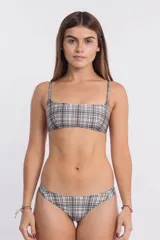 Bombacha de bikini de corte clásico, con estampado de tartán en tonos blanco, negro y gris.