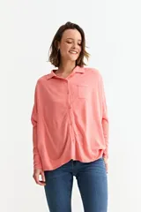 Cardigan negro de manga larga, con cuello camisero, botones frontales y un bolsillo en el pecho.