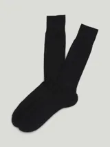 Media corta acanalada negra de 100% algodón, con diseño clásico y largo que llega a la mitad de la pantorrilla.