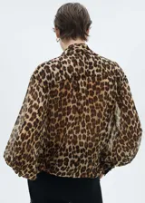 Blusa de tejido fluido con estampado animal print, lazo en el cuello, escote de pico, manga larga murciélago y cierre delantero con botones.