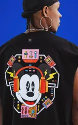 Musculosa negra oversize de algodón con estampado de Mickey Mouse con auriculares y elementos de discoteca.