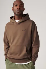 Buzo hoodie marrón de Levi's con logo bordado en el pecho y bolsillo tipo canguro.
